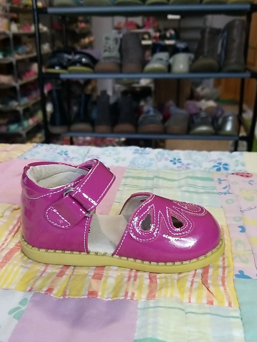 Livie & Luca Girls' Fuchsia Patent Leather Mary Janes Size 4 Petals